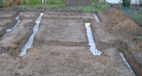 輕鋼別墅地基墊層的澆筑及養(yǎng)護