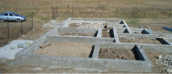 輕鋼結構別墅條形基礎成型后的視圖