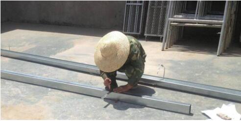 墻體拼裝前先找一塊比較平整的場(chǎng)地，先固定好拼裝基線再進(jìn)行墻體結(jié)構(gòu)拼裝