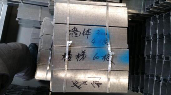 材料到現(xiàn)場(chǎng)后經(jīng)過(guò)一個(gè)選料的過(guò)程，材料生產(chǎn)的時(shí)候已經(jīng)把每個(gè)結(jié)構(gòu)都標(biāo)注出來(lái)了