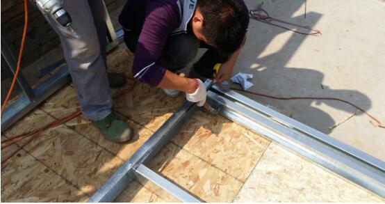 先拼裝出矩形結(jié)構(gòu)，進(jìn)行調(diào)整校正后固定下來(lái)，再在矩形里面安裝其他立桿