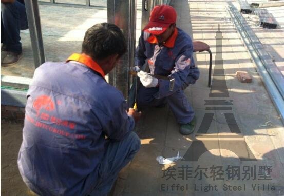 墻體前后方向垂直度調(diào)整：選取要調(diào)整的某墻體，將磁力線墜帶磁鐵側(cè)緊貼左側(cè)骨架頂部邊緣，垂線下垂2米，測(cè)量頂部與底部的垂線到骨架外立面的距離