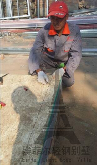 墻體組裝前的基礎(chǔ)放線工作，兩人配合利用墨斗彈線，一人將墨斗線頭拉出，另一人拿著墨斗盒，兩人對(duì)準(zhǔn)每面墻體的點(diǎn)，將墻體骨架內(nèi)邊線彈出