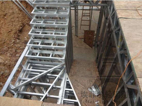 輕鋼別墅樓梯組裝結(jié)構(gòu)板完成