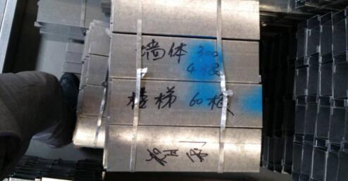 每根墻體材料加工完成之后須寫明長度(單位mm),在打包成捆后注明項目名稱及使用部位,最后局部噴涂顏色進行區(qū)分