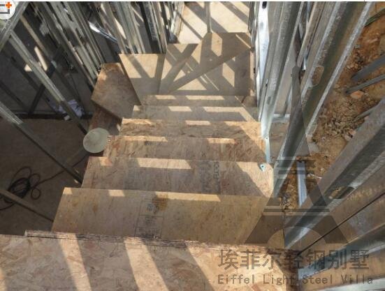 輕鋼別墅樓梯組裝結(jié)構(gòu)板完成