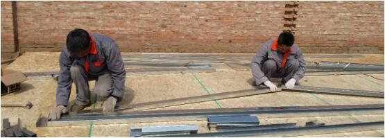 工人在進(jìn)行骨架上、下弦定位