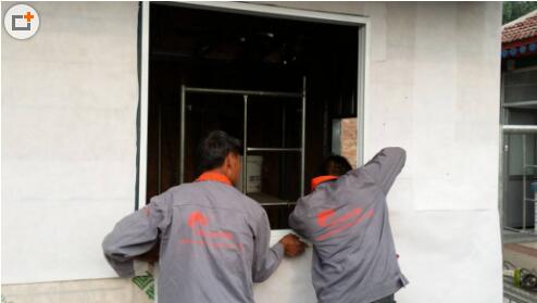 工人在進(jìn)行窗框調(diào)整